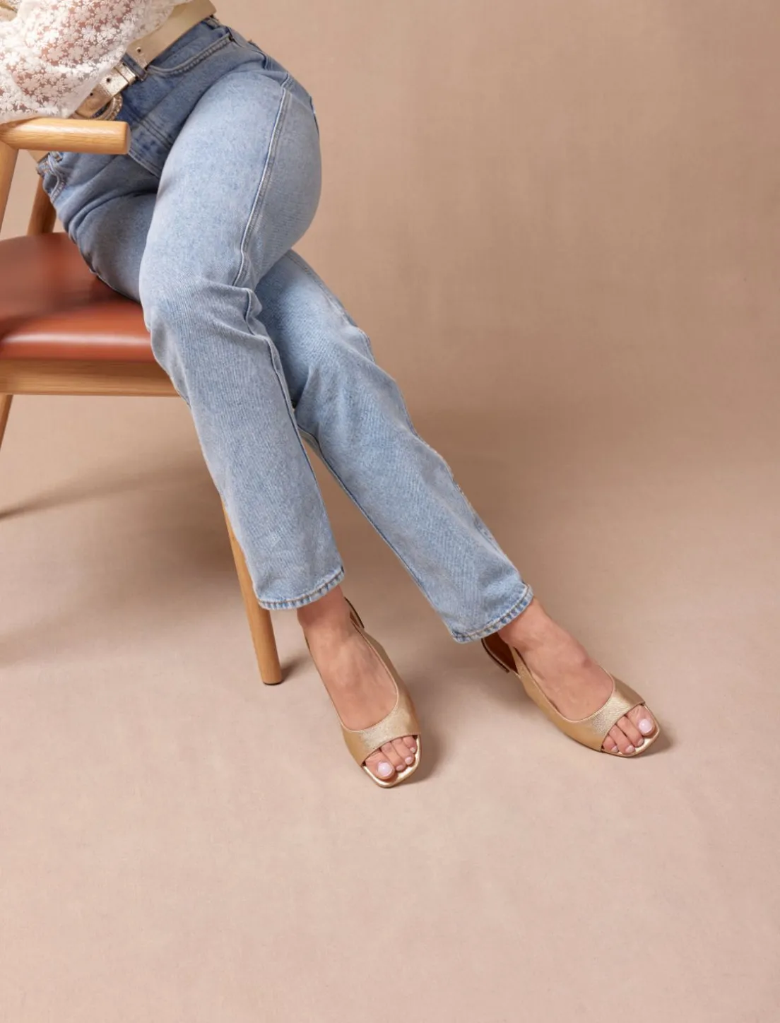 Femme Pied de Biche Noee