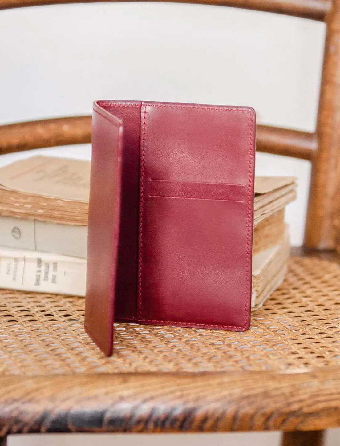 Femme Pied de Biche Porte Passeport