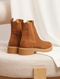 Femme Pied de Biche Romane